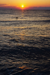 爱琴海上空五彩缤纷的日出日落