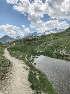 意大利阿尔卑斯山湖畔的山路