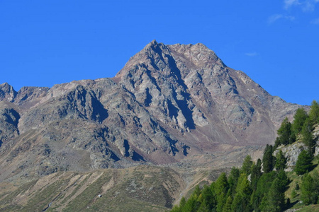 意大利南部高山的峰顶岩石全景图欧洲绿草草地树木森林阳光阳光