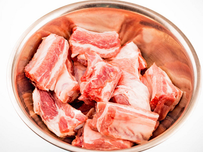 一套排骨。盘子里的新鲜肉。俯视图，特写，背景是模糊的白色