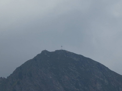 意大利南部高山峰顶岩全景图欧洲天空乌云恶劣天气森林树木野生自然草甸绿草