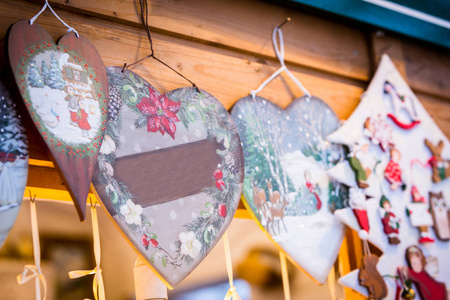 法国阿尔萨斯斯特拉斯堡圣诞市场上五颜六色的装饰品。
