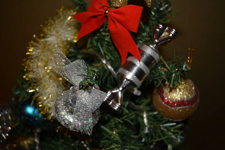 圣诞树背景上的圣诞和新年装饰