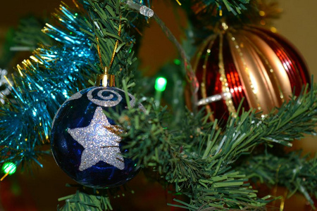 圣诞树背景上的圣诞和新年装饰