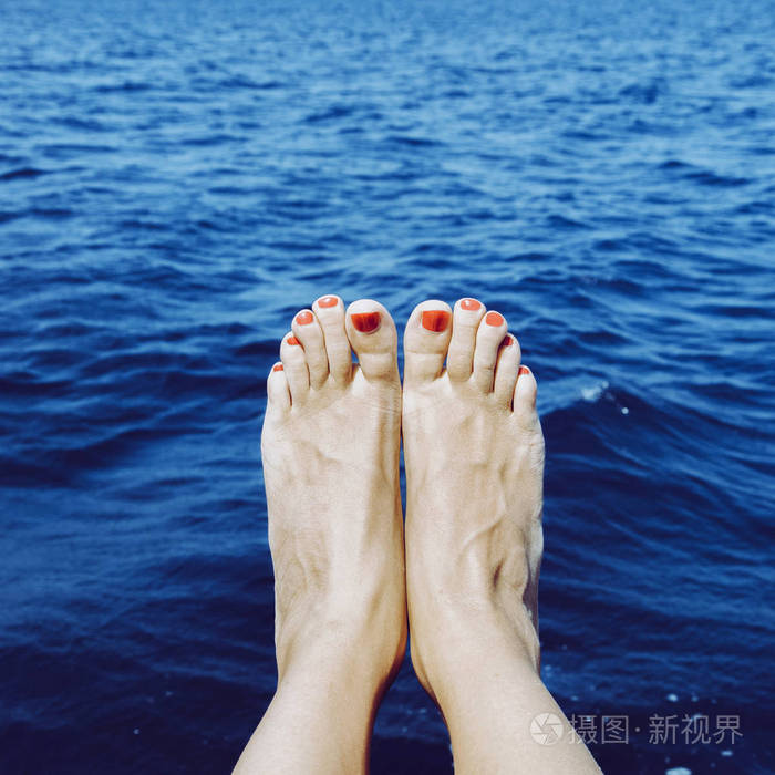 赤脚的女人在海边