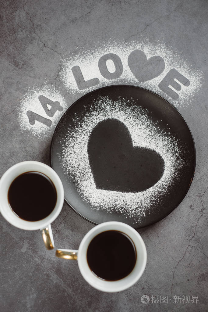 两杯咖啡和心在黑暗的背景下. 冬季或春季概念