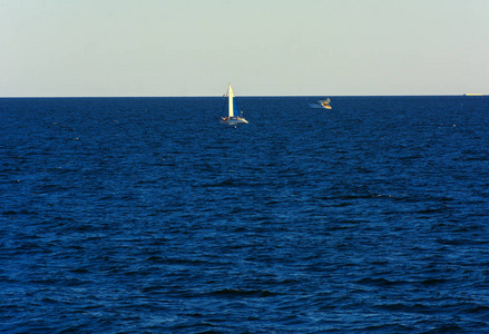 奥德萨乌克兰2008年8月8日，华丽的帆船在公海上，傍晚柔和的阳光映衬着蓝天。 夏季冒险概念假期积极的暑假在黑海乌克兰
