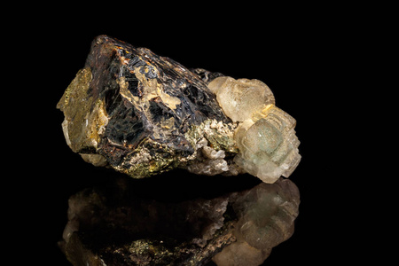 一种矿物石闪锌矿宏，黑色背景上有萤石和黄铁矿