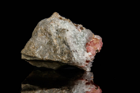 在黑色背景上有萤石的矿物石红闪石的宏观