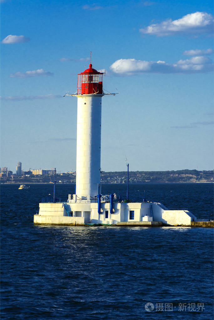 港口入口处的一个灯塔,背景是一个美丽的傍晚,蓝色的天空,柔和的颜色