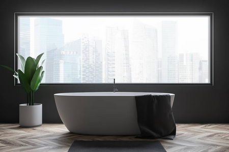 极简主义浴室内部与灰色墙壁，木制地板，白色浴缸站在大窗户下，城市景观和盆栽植物。 3D渲染