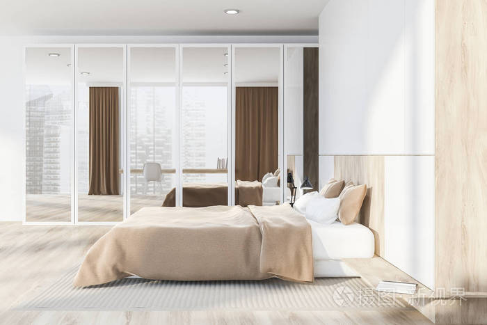 主卧室的侧面视图,白色墙壁,木制地板,主床,米色毛毯,壁橱,镜子门.