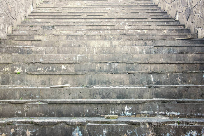破破烂烂的旧石梯石头的纹理