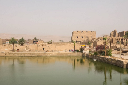 古埃及建筑和废墟附近的池塘。