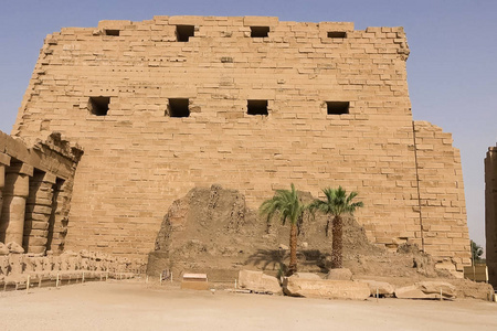 古埃及巨石的建筑和柱子。 古埃及建筑遗址