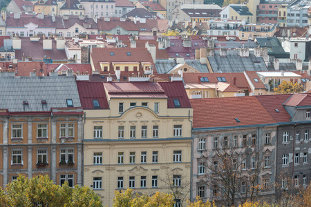 秋天的布拉格观。 美丽的欧洲城市景观与经典的红色屋顶。