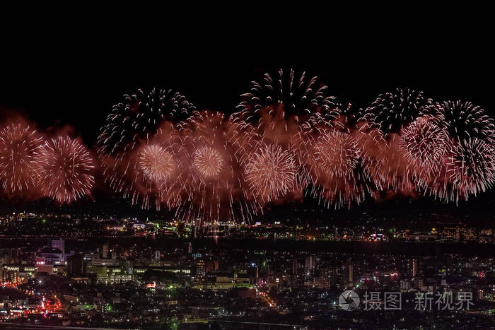 夜空中的节日敬礼向特大城市致敬烟火爆炸