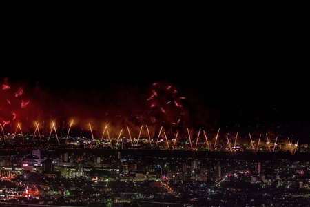 夜空中的节日敬礼。 向特大城市致敬。 烟火爆炸。