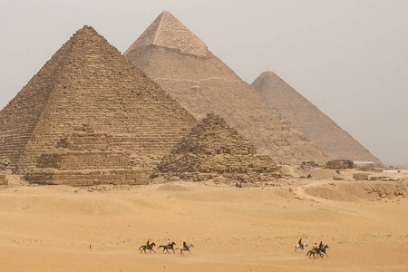 吉萨金字塔。 埃及的大金字塔。 世界的第七大奇迹。 古代巨像