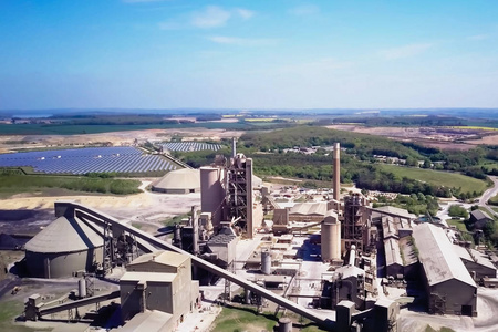 水泥厂的全景. 大型水泥厂. 工厂工业规模的水泥生产.