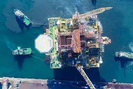 贝尔根挪威2014年6月27日港口钻井平台。 石油平台的拖曳。