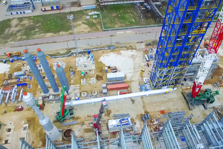 莫斯科俄罗斯2017年5月20日在莫斯科炼油厂安装重整柱。