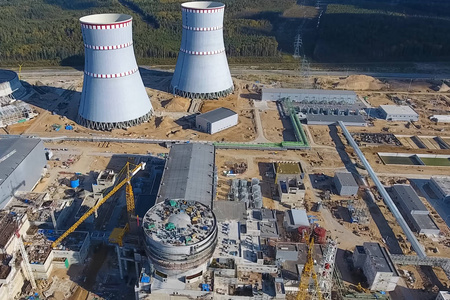 正在建造的核电站的空中调查。 发电厂的安装和建造。 核能。