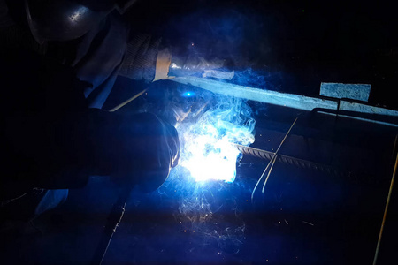 钢筋焊接。 焊接产生的火花和光。 电焊。