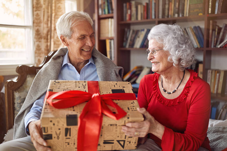 圣诞礼物庆祝时间快乐的老人带着礼物和女人一起过圣诞节