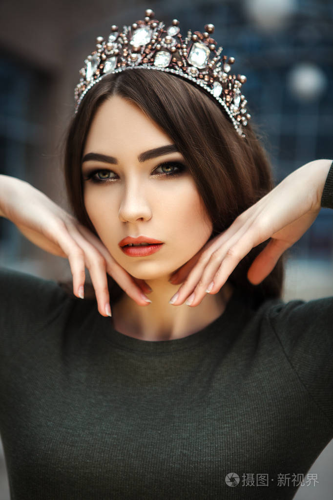 一个戴着皇冠的漂亮女孩的特写肖像
