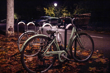 晚上, 两辆老式自行车停在街上