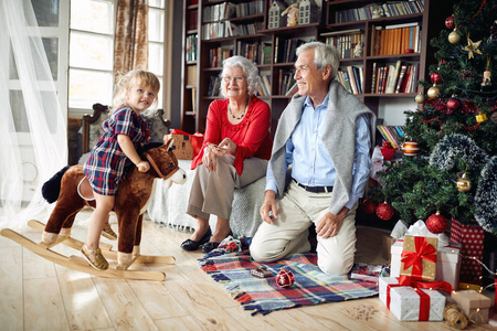 快乐的祖父母和快乐的小女孩一起过圣诞节