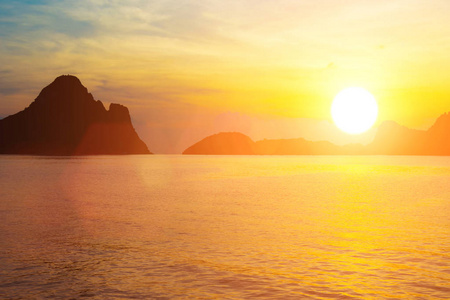 黎明时明亮的颜色在泰国海湾的海滩上日出。