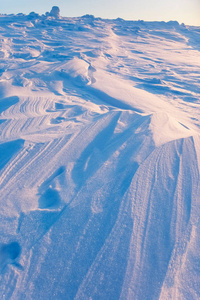 日出时的雪沙漠。 乌拉尔山脉北部的霜冻，科米共和国，俄罗斯