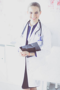 微笑与一个文件夹制服站在女医生