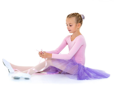 舞台芭蕾舞鞋可爱的小女孩芭蕾舞演员穿芭蕾舞鞋.学跳舞的概念.