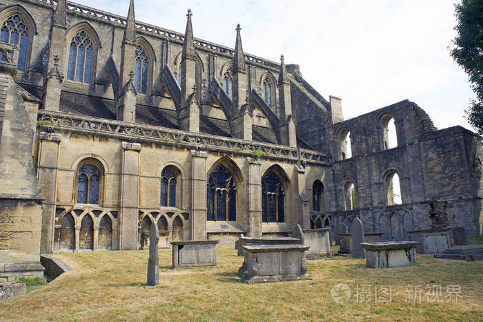 英国马尔姆斯伯里迷人的科茨沃尔德村教堂的墓地.