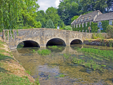 英国BiburyCotswold村的一座古色古香的桥。