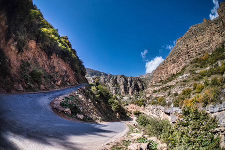 骑自行车的山路..高山迷蒙的山路多云的天空和山路