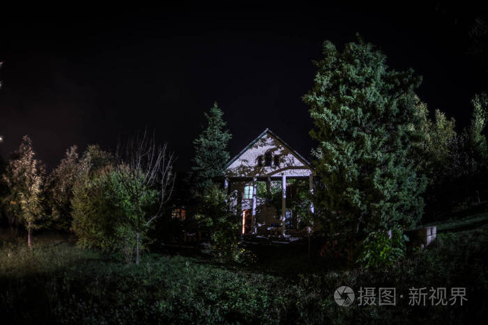 夜晚用月亮在森林中建造的山景或夜晚用云彩和星星建造的老式乡村房子