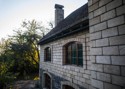 美丽的风景村庄房屋，秋天森林树木，阿塞拜疆农村