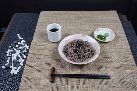 关闭盘子的视图与日本食物在里面。 日本传统食品在木桌上。