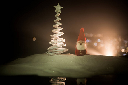 圣诞装饰品。 杉树站在雪地上，有着美丽的节日装饰背景和传统的节日属性。 选择性聚焦。 空的空格为您的文本