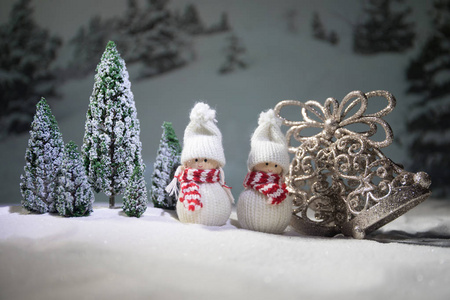 节日背景。 圣诞装饰品。 圣诞老人或雪人站在雪地上，美丽的装饰背景与节日元素。 选择性聚焦。 空的空格为您的文本