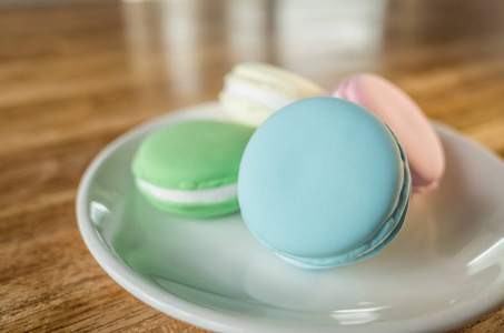 桌子上Macarons的特写图像