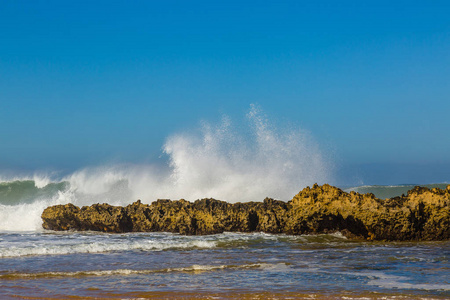 在萨菲摩罗科附近暴风雨的大西洋海岸的海浪