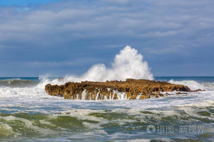 在萨菲摩罗科附近暴风雨的大西洋海岸的海浪