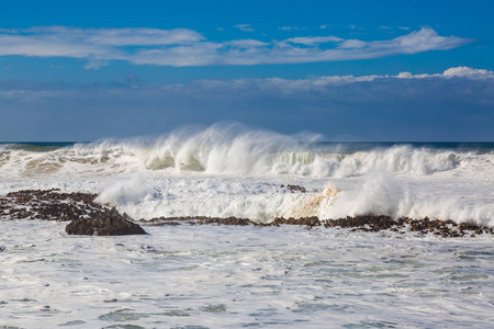 萨菲科在萨菲摩罗科附近暴风雨的大西洋海岸的海浪照片