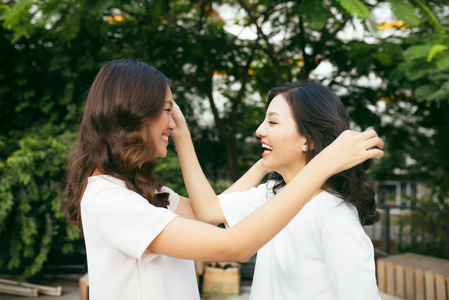 两个美女拥抱图片