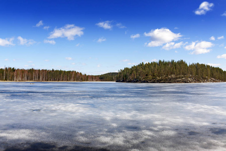 早春是湖上最后的冰